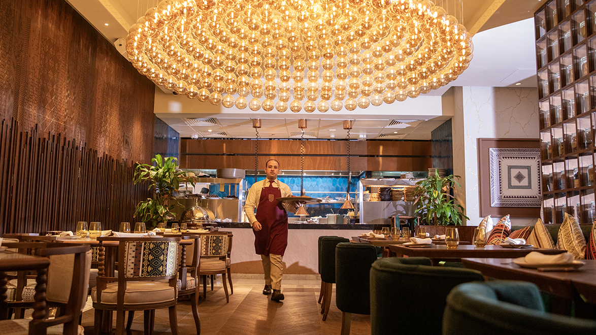 env: 室内主厅（大吊灯+开放式厨房氛围）