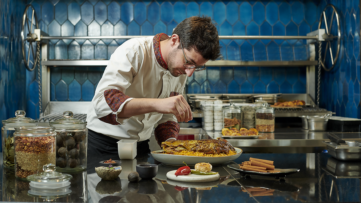food: 厨师摆盘（主菜/香料与米饭的呈现）