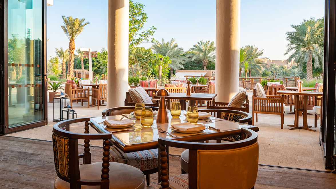 env: 露台座位与棕榈景观