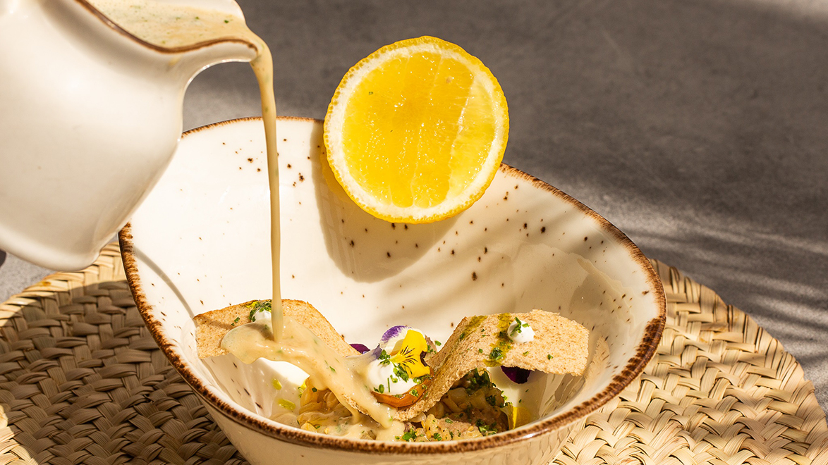 food: 浇汁上桌的菜品画面（仪式感）