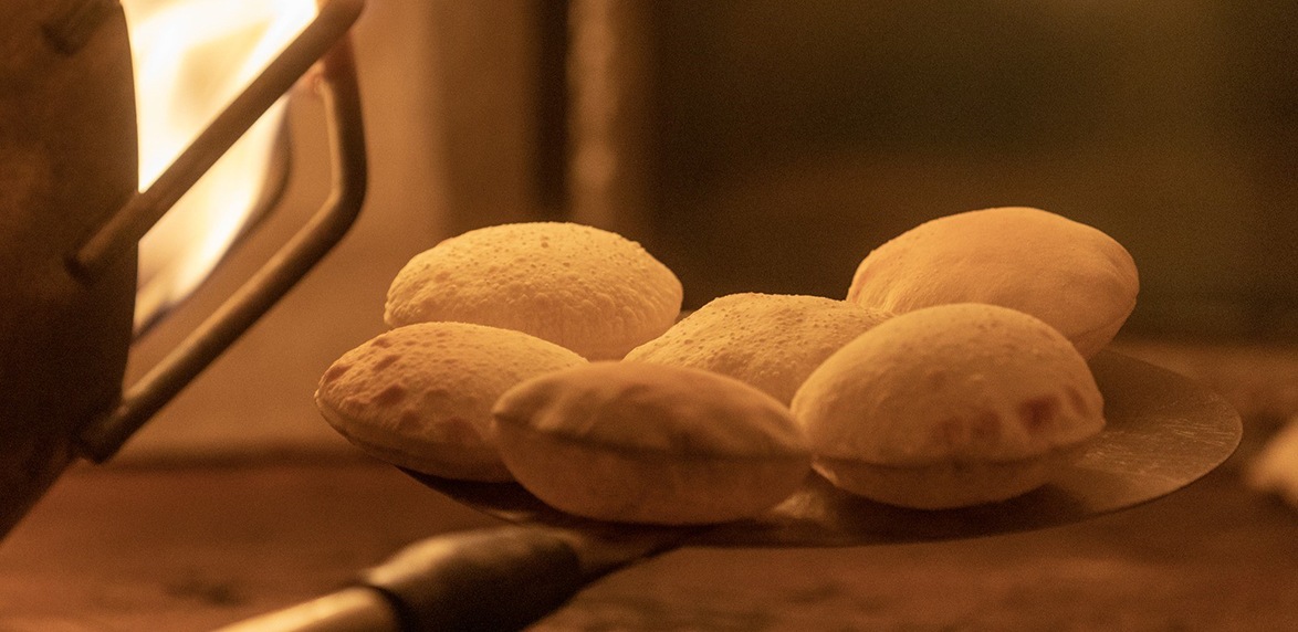 food: 现烤面包/饼（面点现场感）