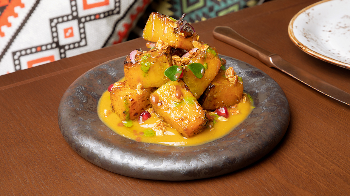 food: 甜品/小点（金黄色酱汁+坚果点缀）